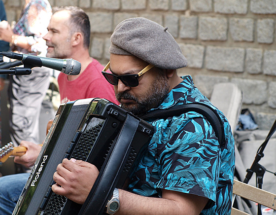 Muzikant Mário Bihári na k�tu kni�ního rozhovoru Hudbu vidím barevn�, který s...