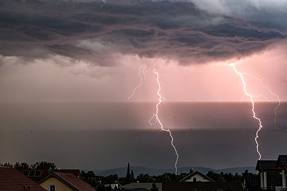 Blesky na temné veerní obloze. Nmecká meteorologická sluba (DWD) varuje ped...