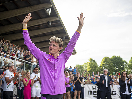 Sander Skotheim zdraví fanouky v Götzisu.