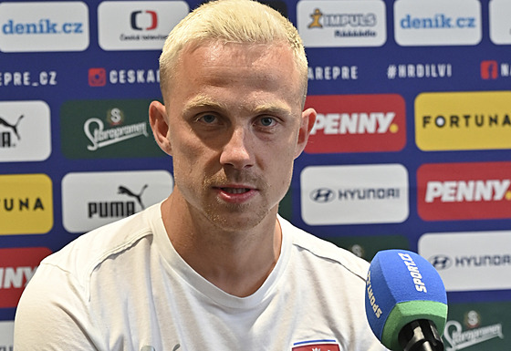 Filip Zorvan, nováek ve fotbalové reprezentaci, na tiskové konferenci ped...