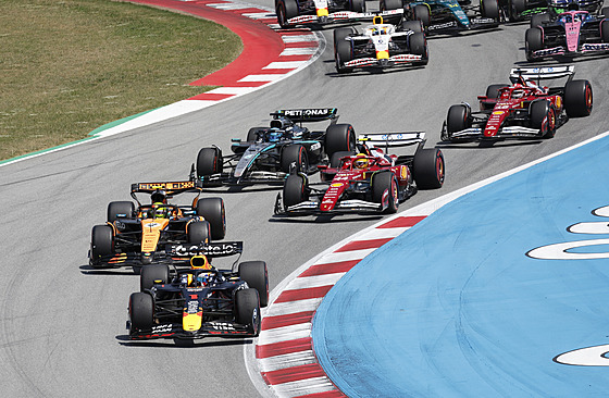 Max Verstappen z Red Bullu (vep�edu) b�hem Velké ceny �pan�lska