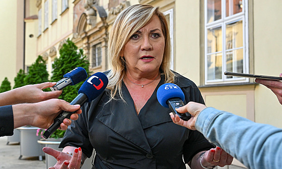 Alena Schillerová odpovídá na dotazy noviná po jednání brnnské oblastní...