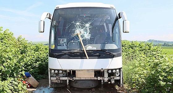 Vandal na Olomoucku poniil krumpáem ti odstavené autobusy.