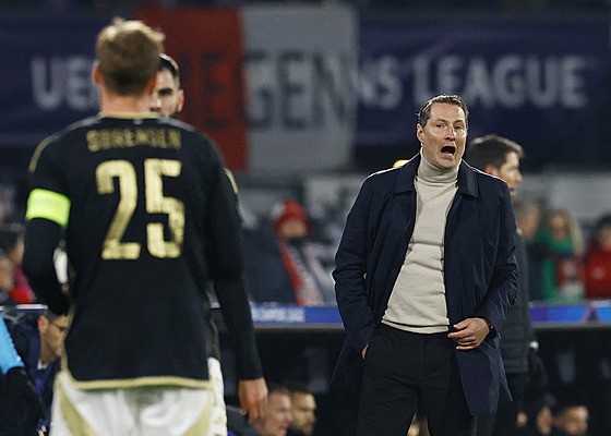 Kou� Feyenoordu Brian Priske b�hem utkání proti Spart�.