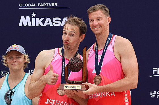 Ondřej Perušič a David Schweiner s ostravskou trofejí za třetí místo.