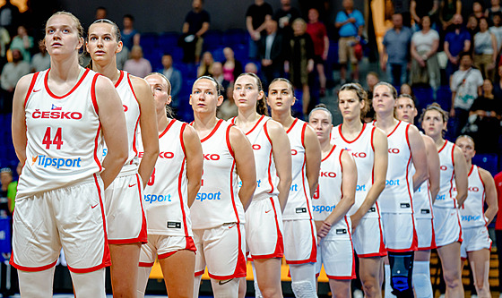 eské basketbalistky naslouchají hymn ped zápasem s Lotyskem.