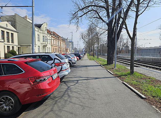 Silnice po opravách zůstane zbytečně úzká, vadí řidičům. Chtějí změnit parkování