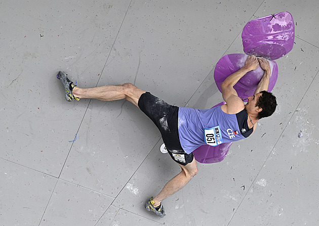 Ondra při loučení s boulderingem prošel do semifinále. Další Češi v Praze neuspěli