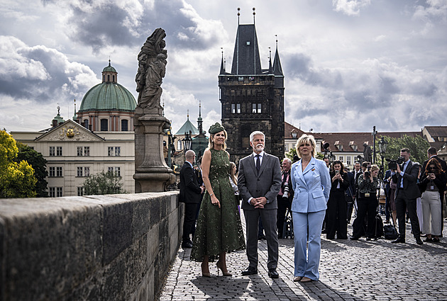 Nizozemská královna předala Česku jako dar zvon ze zbytků zbraní