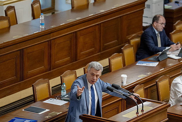 Vládní lavice ve Sněmovně zejí prázdnotou, Blažkova kauza ale není výjimkou