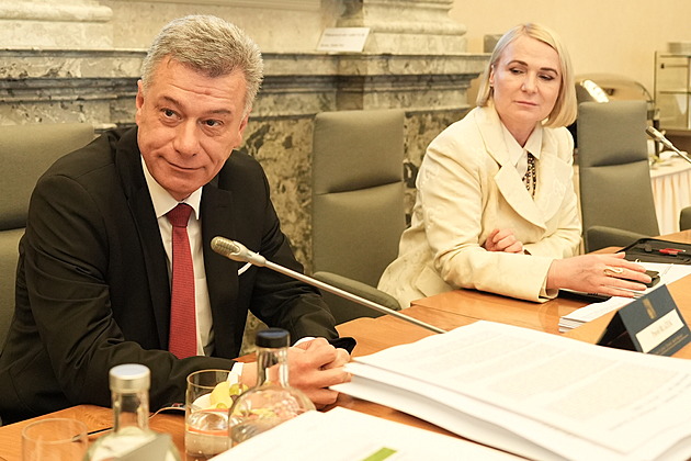 Vláda se baví o tom, zda a kolik přidá vojákům, policistům či hasičům