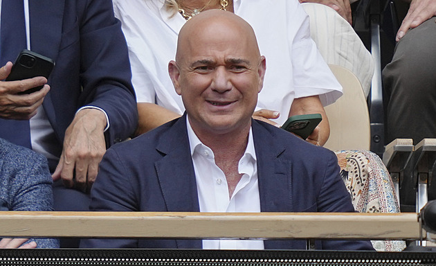 OBRAZEM: Úžasná bitva ve finále Roland Garros. Alcarazův obrat sledovala v Paříži i řada celebrit