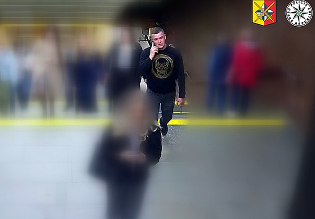 Ženám osahával nejen hýždě. Policie hledá sexuálního agresora i další poškozené