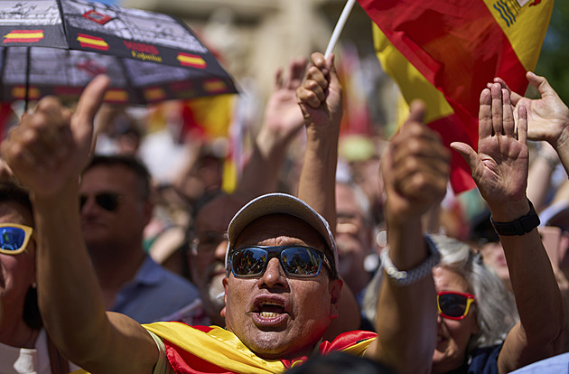 Desetitisíce v Madridu protestovaly proti španělské vládě kvůli obviněním z korupce