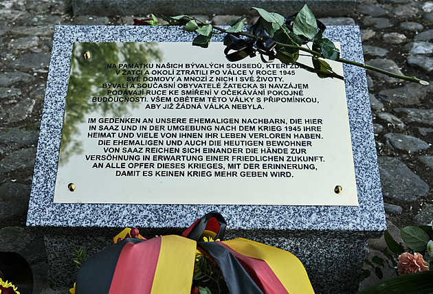 Smíření po 80 letech. Deska na hřbitově připomíná poválečné účtování s Němci