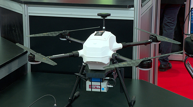 Autonomní roj dronů a robotů nahradí vojáky při průzkumu nebezpečných oblastí