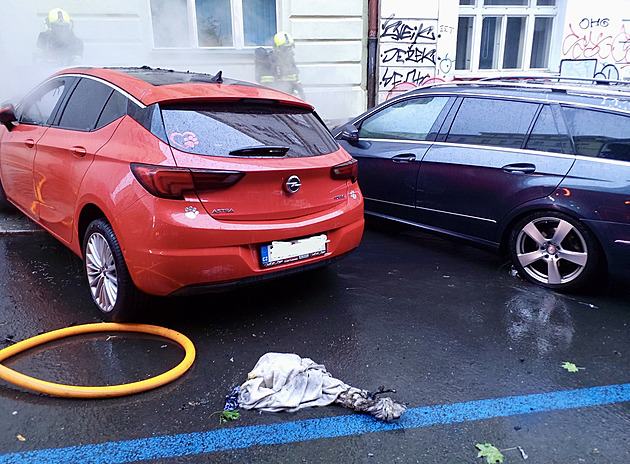 Hasii zasahovali u poáru tí aut na praském ikov. (3. ervna 2025)