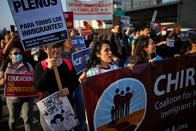 OBRAZEM: Chaos v Los Angeles. Razie americké imigrační a celní správy vyvolala velké protesty