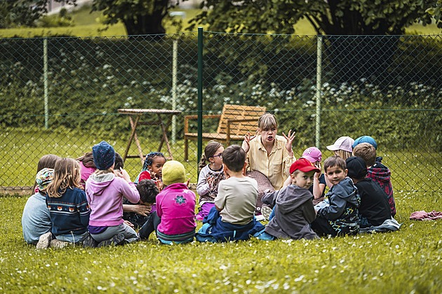Dostali 160 milionů a učí venku za každého počasí. Na Kutnohorsku proměňují výuku