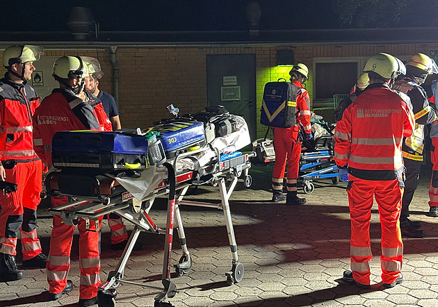 Tři pacienti zahynuli při požáru nemocnice v Hamburku, přes 30 lidí je zraněných