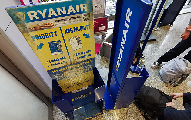 Zavazadla jsou pro aerolinky miliardový byznys. Poplatků stále přibývá