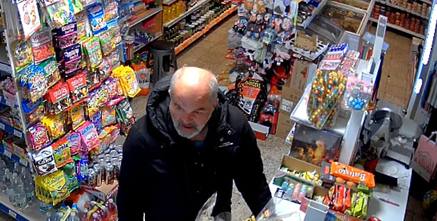 Policie hledá mue, kterého zachytila kamera v obchod.