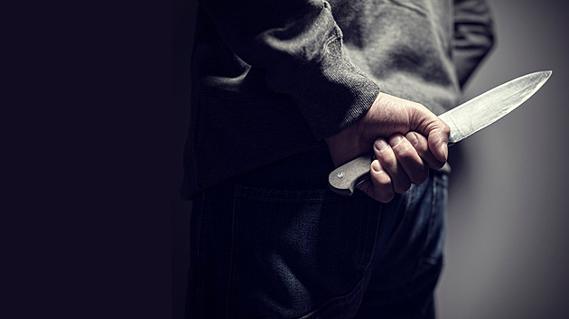 Nesvéprávný muž ubodal spícího bratra. Pak se jel přiznat strážníkům