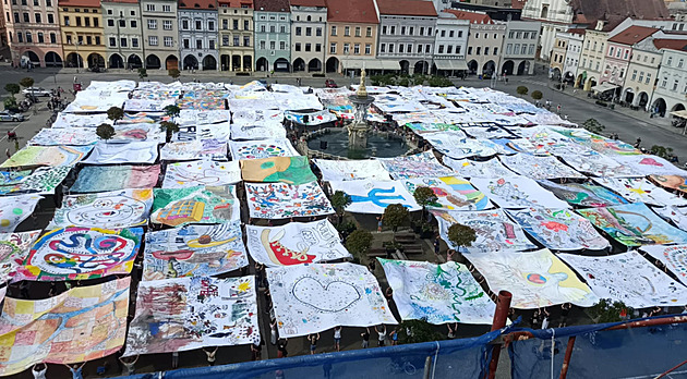 Unikátní dílo. Obraz z pláten pokryl budějovické náměstí