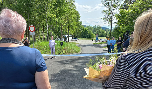 Hoslovický mlýn má novou cestu i parkoviště, pomohlo setkání se žebírky a pivem
