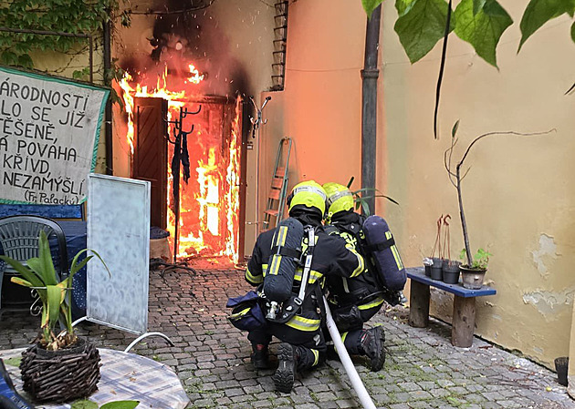 V budově konzervatoře na Malé Straně vypukl požár, hasiči zachránili želvu
