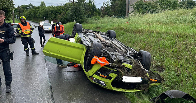 Řidič mustanga skončil na Berounsku v příkopu a obrátil vůz na střechu