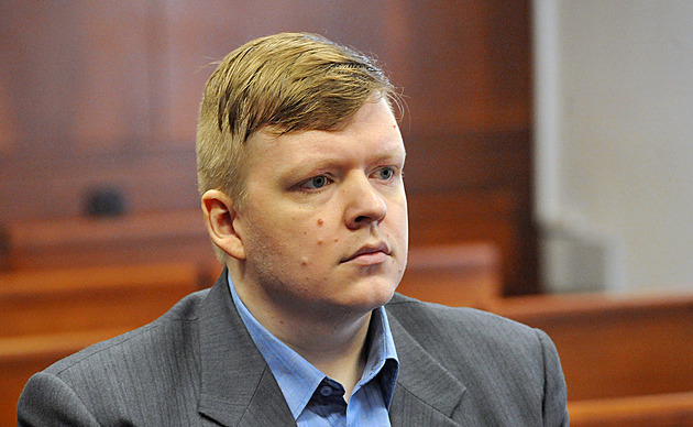 Advokát Titz po otevření bitcoinové peněženky koupil pozemek za miliony