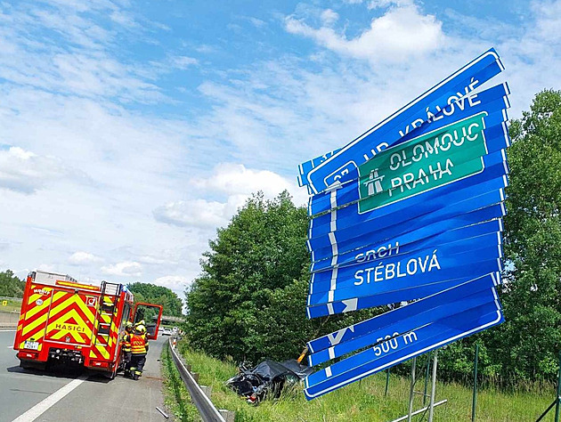 Řidička usnula, náraz do svodidel katapultoval auto do značky a stromu