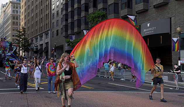 Padesáté výročí pochodu hrdosti. Lidé prošli Washingtonem za práva LGBT+