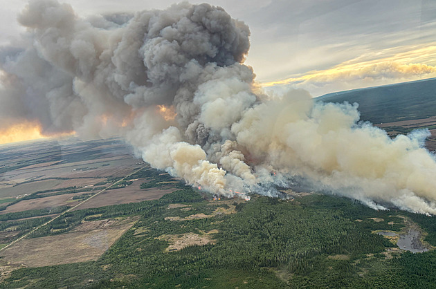 Měsíc zoranžověl, jinak se zbarví i východ a západ Slunce. A proč za to může Kanada?