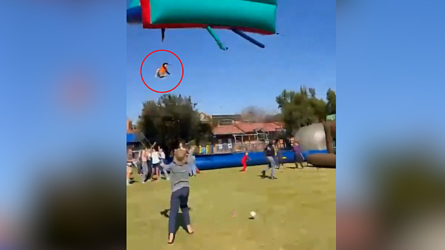 VIDEO: Vítr vynesl skákací hrad do vzduchu, děti popadaly z výšky na zem