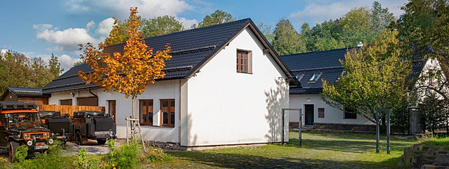 Dvě století starý dům v Beskydech má po rekonstrukci vše, dokonce i vodopád