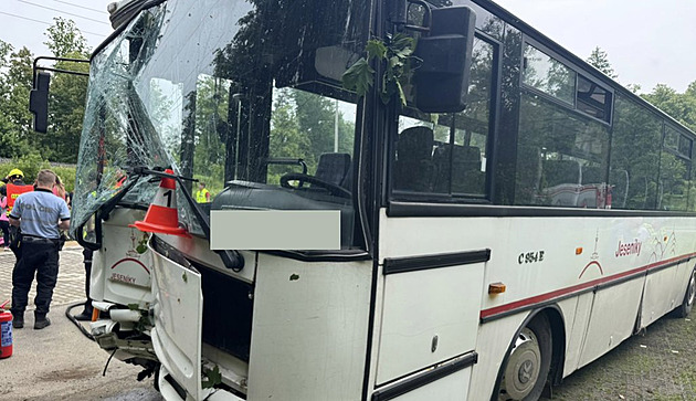 Na Jesenicku boural autobus výletníků, zranilo se třicet školáků a učitelka