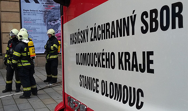 V laboratořích olomoucké univerzity unikla směs kyselin, zasahují hasiči