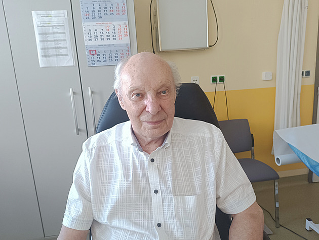 Chirurg Josef Dvoák v Karlovarské krajské nemocnici. (1. ervna 2025)