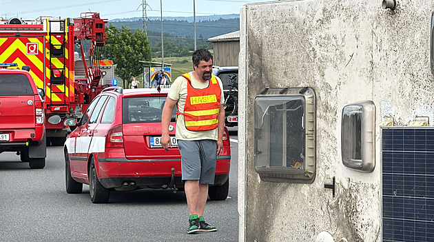 Starosta Řeporyjí Novotný převrátil na dálnici přívěs, má platný zákaz řízení