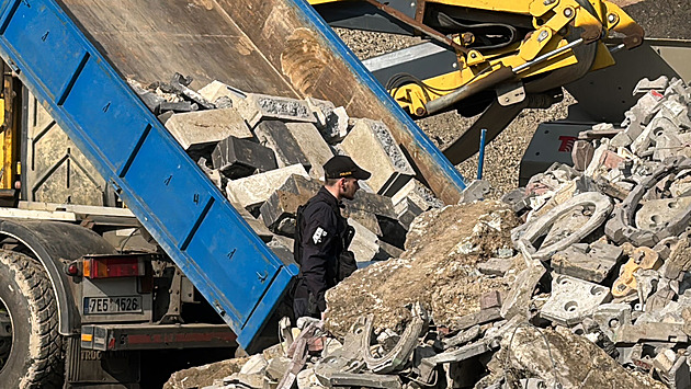 Ve firm na recyklaci odpadu zemel ptadvacetiletý mladík. (3. ervna 2025)