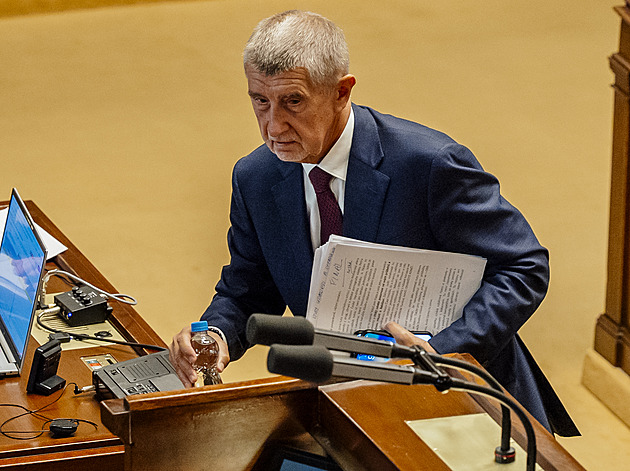 Premiér: Jsme skvělí, jedna chybička nic neznamená a ta částka taky nesouhlasí