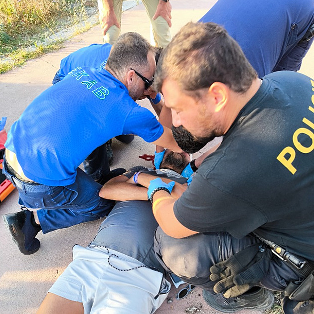 Fraktura lebky a poranění mozku. Muži v Řecku zachránili život čeští policisté