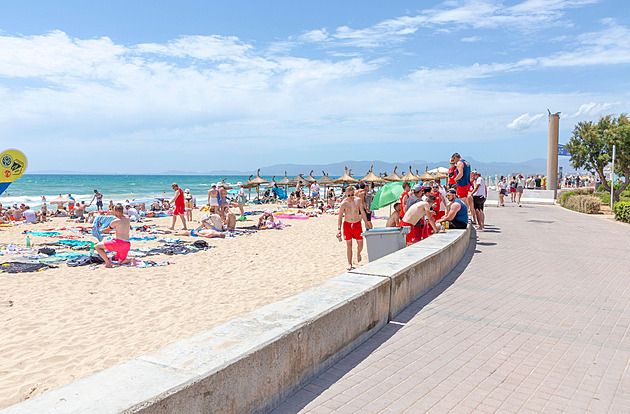Mallorca ubere turistům lehátka na plážích, chce dopřát víc prostoru místním