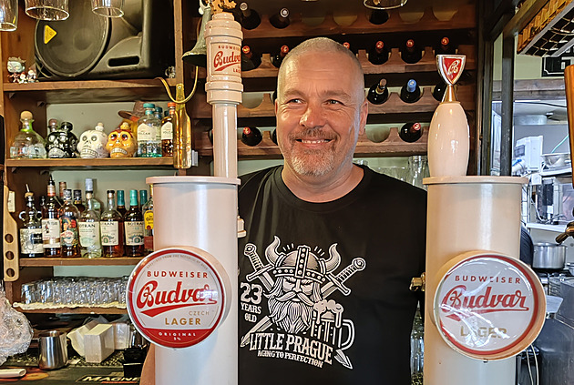 Vepřové koleno i pivo. Česká restaurace v Izraeli se drží navzdory covidu i raketám