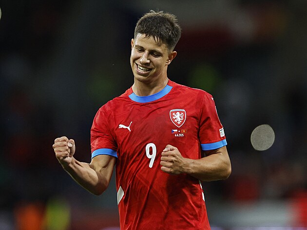 Adam Hloek oslavuje svj gl.