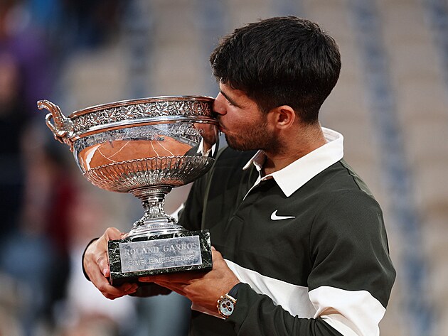 Carlos Alcaraz pzuje s trofej pro vtze Roland Garros.
