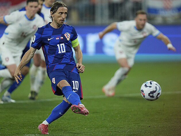 Luka Modri promuje penaltu proti esku.