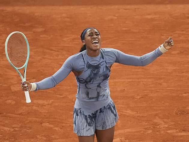 Amerianka Coco Gauffov se raduje z vtzstv ve tvrtfinle Roland Garros.